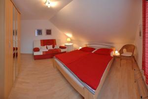 バート・グルントにあるFerienwohnung Kochのベッドルーム(大型ベッド1台、ソファ付)