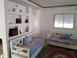 1 dormitorio con 2 literas y ventana en Pretty and independent Apartment located in Tunis city, en Túnez