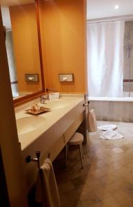 een badkamer met een wastafel en een grote spiegel bij Alhambra Thalasso in Hammamet