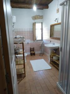 łazienka z umywalką, toaletą i lustrem w obiekcie Domus Antiga Appartamenti w mieście San Giovanni Suèrgiu +37 zdjęć
