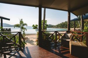 Palm Bay Resort في لونج آيلاند: منظر الشاطئ من شرفة منزل الشاطئ