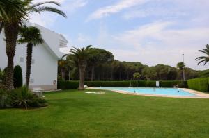 The swimming pool at or close to GREEN CLUB B 104
