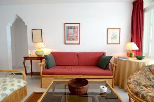 A seating area at GREEN CLUB B 104