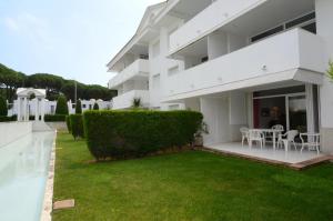 The swimming pool at or close to GREEN CLUB B 104