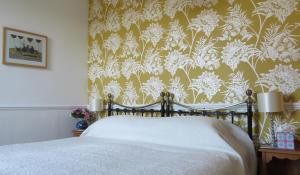 A bed or beds in a room at Avondale Guest House 