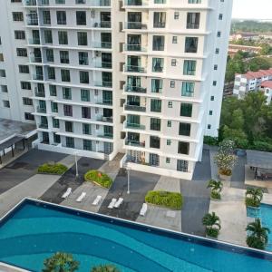 een uitzicht vanaf het balkon van een gebouw met een zwembad bij D'Zayn Serviced Apartment at The Platino Johor Bahru in Johor Bahru