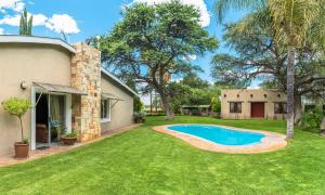 a house with a yard with a swimming pool at Farmstay Okakeua in Okahandja