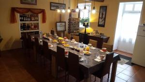 een eetkamer met een lange tafel en stoelen bij La Closeraie in Champagné-les-Marais