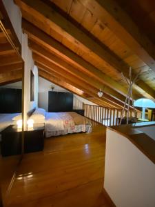 1 dormitorio con 1 cama en una habitación con techos de madera en Holiday Treviso Suite Prestige, en Treviso