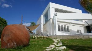 um grande barril enferrujado sentado em frente a uma casa em Casa Vacanze Baciata em Ayios Theodhoros