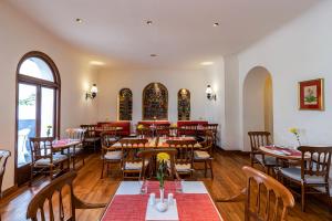 Restaurace v ubytování Maidens Hotel New Delhi