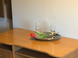un tavolo con due bicchieri da vino e un piatto sopra di Stajnia pod Dębem a Starachowice