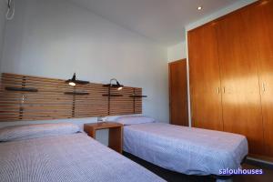 Ліжко або ліжка в номері Salouhouses Villa Sant Rafel