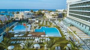 una vista aérea de un complejo con piscina y océano en 30º Hotels - Hotel Dos Playas Mazarrón, en Puerto de Mazarrón