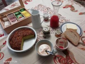 una mesa con un trozo de pastel y pan. en Il ghiro, en Montevarchi
