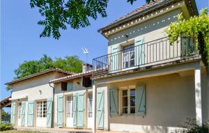 an image of a house with a balcony at Beautiful Home In Durfort Lacapelette in Durfort