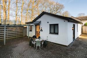 Casa blanca con mesa y sillas en Lodge House - Windermere - Private Garden en Windermere