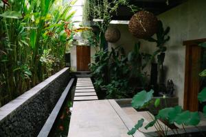 a garden with plants and a walkway at Villa Dua Hati in Ubud