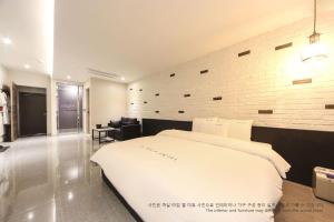 Postel nebo postele na pokoji v ubytování Le Idea Hotel Busan Station