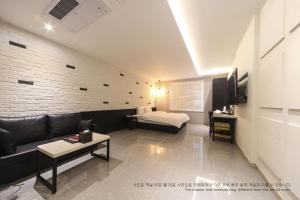 Postel nebo postele na pokoji v ubytování Le Idea Hotel Busan Station