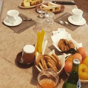 パドゥーラにあるAgriturismo Tre Santiの食べ物と飲み物の盛り合わせが付いたテーブル