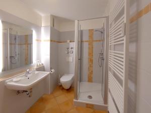 Koupelna v ubytování Ferienwohnung *Hafenblick* + 26 fotografií