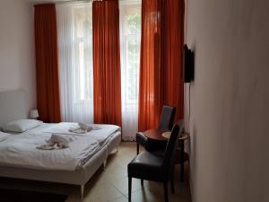 a bedroom with two beds and a desk and a chair at Albatros in Świnoujście