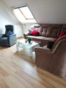 Sala de estar con 2 sofás y mesa en Haus Weda, en Krummhörn