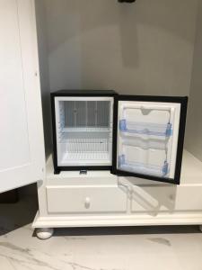 - un réfrigérateur blanc installé au-dessus d'un comptoir dans l'établissement Hotel Paola, à Altopascio