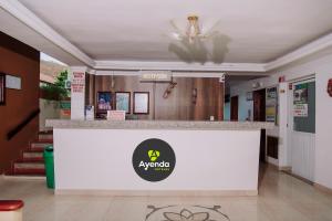 un vestíbulo con un mostrador con un logotipo en Ayenda 1618 Hotel Colon Rodadero, en Santa Marta