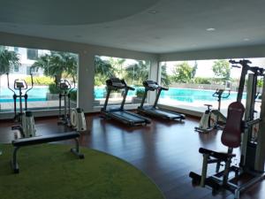 een fitnessruimte met diverse loopbanden en een zwembad bij D'Zayn Serviced Apartment at The Platino Johor Bahru in Johor Bahru