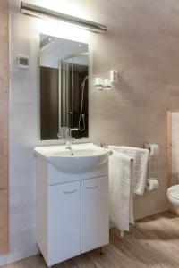 La salle de bains est pourvue d'un lavabo blanc et d'un miroir. dans l'établissement B&B LANGENBERG - DAVID HUMEWEG 9 - 1349 DA - ALMERE OOSTERWOLD -, à Almere