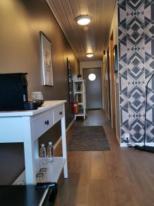 um corredor com um balcão branco e um quarto com uma parede em Flåm Marina em Flåm