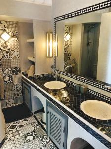 ein Badezimmer mit zwei Waschbecken und einem großen Spiegel in der Unterkunft Riad La Maison Nomade in Marrakesch