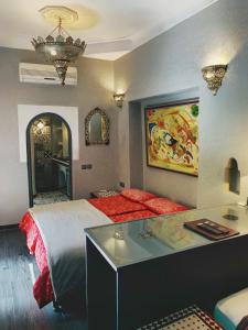 ein Schlafzimmer mit einem Bett und einem Schreibtisch. in der Unterkunft Riad La Maison Nomade in Marrakesch