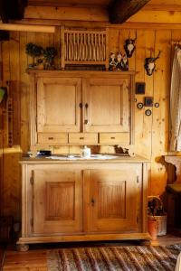 cocina con armario de madera en una habitación en Jagdhütte Gammeringalm, en Spital am Pyhrn