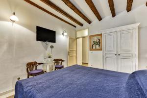 Un dormitorio con una cama azul y una mesa en Accomodation Gina, en Zadar