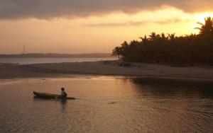 een persoon in een boot in het water bij sinhagiri hotel & restaurant in Tangalle