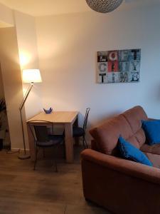 - un salon avec un canapé et une table dans l'établissement Studio 82 b, à Middelbourg