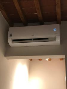 un condizionatore d'aria bianco sul soffitto di una camera di Hotel Paola ad Altopascio