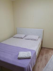 ein Schlafzimmer mit einem Bett mit einem Kissen darauf in der Unterkunft Kumbaz Pansiyon in Sapanca