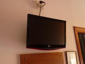 a flat screen tv hanging on a wall at Hotel Triestina in Noli