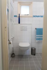 ベルゲンにあるholiday cottage 'FLOW'の小さなバスルーム(トイレ、窓付)が備わります。