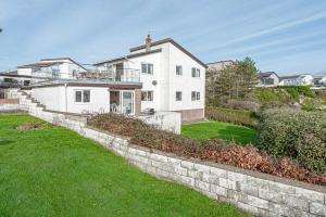 Gallery image of Trearddur Bay - Home with a view and Hot Tub - Sleeps 10 in Trearddur