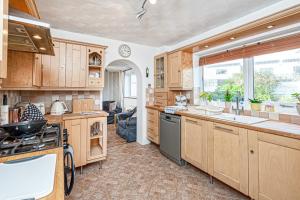 Una cocina o kitchenette en Trearddur Bay - Home with a view and Hot Tub - Sleeps 10