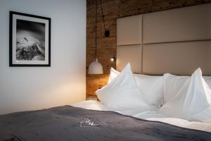Walliserhof Grand-Hotel & Spa Relais & Châteaux客房内的一张或多张床位