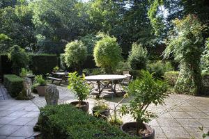 - une table de pique-nique dans un jardin planté d'arbres et de plantes dans l'établissement Leyselebeke Castle, à Bruges