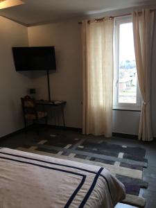 1 dormitorio con cama y ventana grande en L entrepote en Dieppe