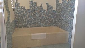 A bathroom at Mishe B&B也可包棟民宿