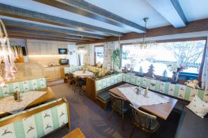 ein Restaurant mit Tischen und Stühlen und einem Fenster in der Unterkunft Alpenheim Simone in Sölden